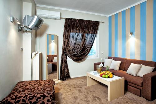 2 twin beds, 1 sofa bed