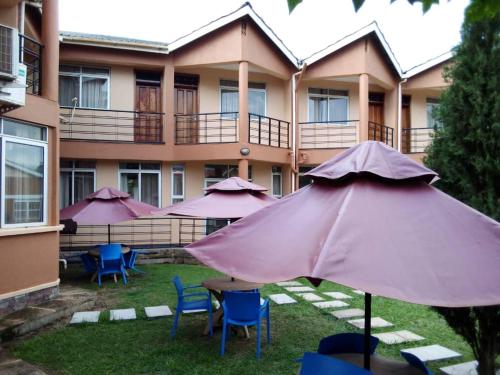zahrada, Westcliff Hotel in Lira