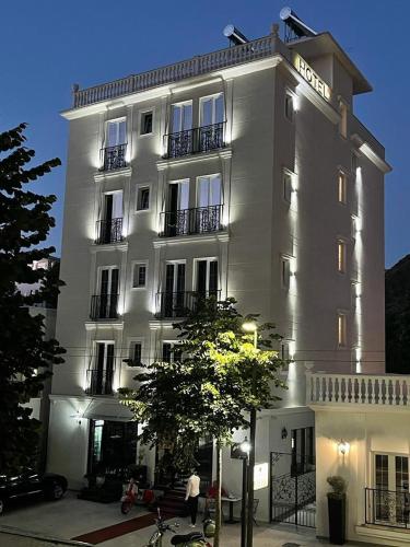 Ruby Palace, Valona