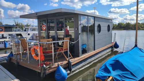 Houseboat Water Boy apartament pływający dom na wodzie łódź