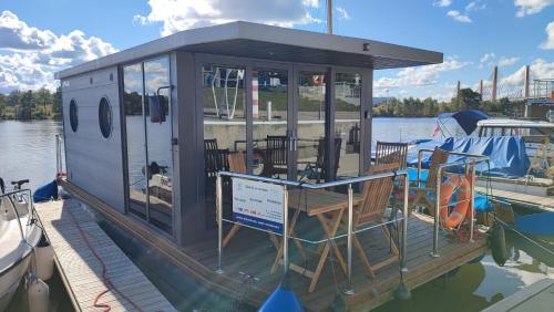 Houseboat Water Boy apartament pływający dom na wodzie łódź