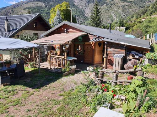 LA CABANE, petite chambre agréable dans maison en bois