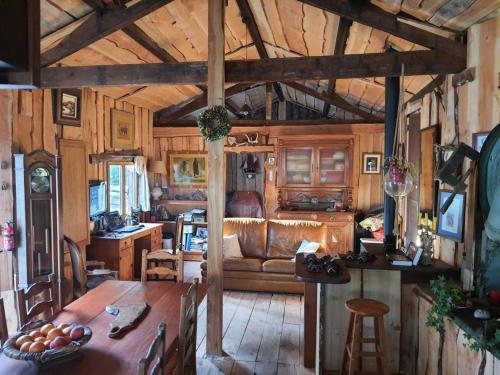 LA CABANE, petite chambre agréable dans maison en bois