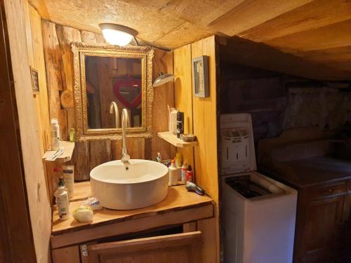 LA CABANE, petite chambre agréable dans maison en bois