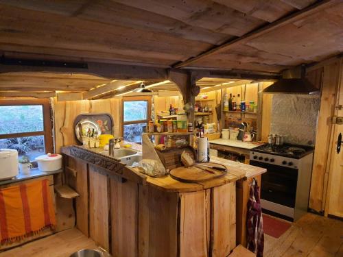 LA CABANE, petite chambre agréable dans maison en bois