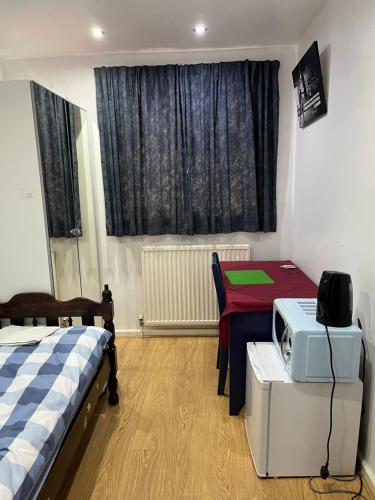 Comfortable single bedroom with free on site parking max car length 5 metres 4