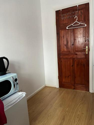 Comfortable single bedroom with free on site parking