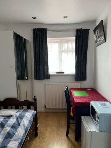 Comfortable single bedroom with free on site parking