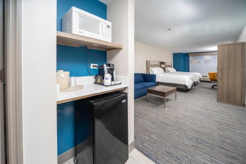 Holiday Inn Express and Suites Atlanta-Johns Creek, an IHG Hotel