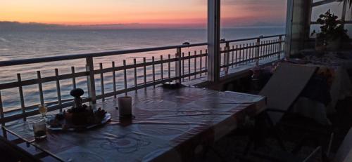 SUNSET ROOM AT FRONT BEACH - HABITACION EN LA PLAYA Piso privado