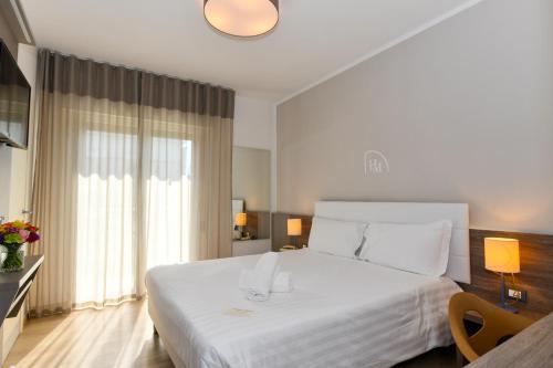Standard Double or Twin Room with Lateral Sea View image 2