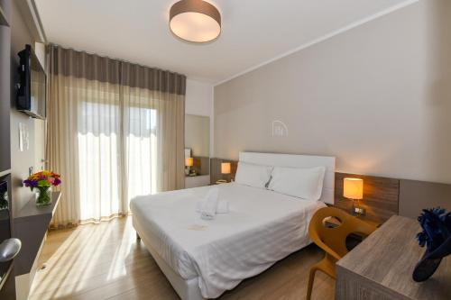 Standard Double or Twin Room with Lateral Sea View image 4