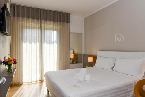 Standard Double or Twin Room with Lateral Sea View image 3