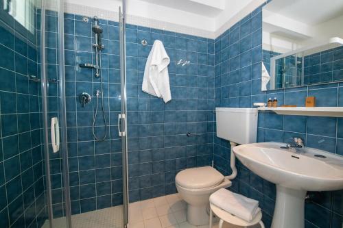 Standard Double or Twin Room with Lateral Sea View image 7