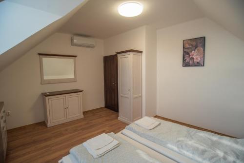2 twin beds