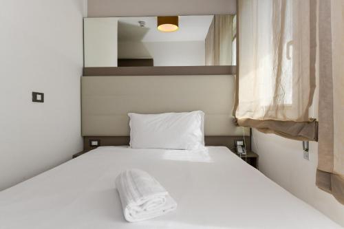 Comfort Single Room with Balcony and Side Sea View image 4