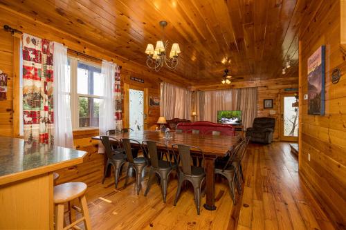 Luxurious 6BR Smoky Mountain cabin with stunning views game room fire pit and hot tub Wi-Fi - image 4