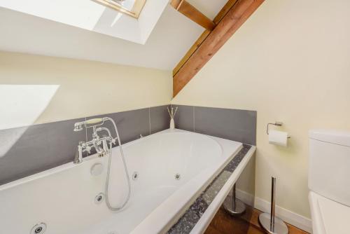 Ysgubor Uchaf - image 11