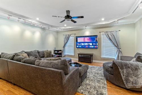 Amazing Home w/ Huge Pool, Game Tables, Movie room, and More! in Fayetteville, USA