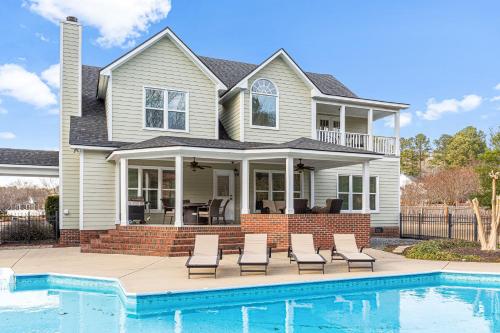 Amazing Home w/ Huge Pool, Game Tables, Movie room, and More! in Fayetteville, USA