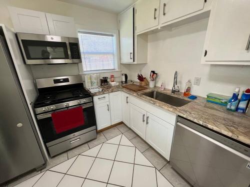 Modern 3-Bedroom Home with Cal-Kings Beds in Westover Hills