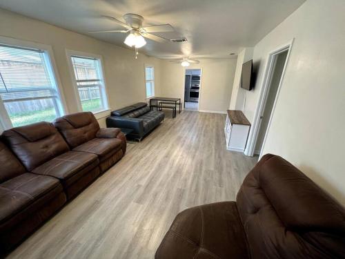 Modern 3-Bedroom Home with Cal-Kings Beds in Westover Hills