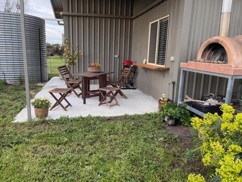 Létesítmények, Meander Retreat - Garden Studio with dog park in Springton