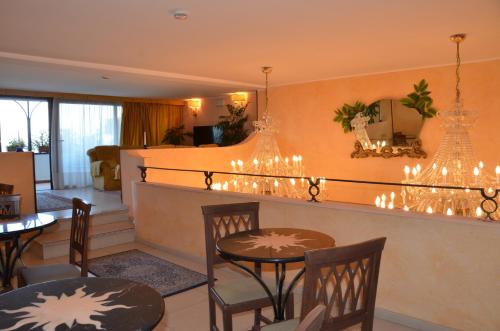 設施, 卡羅斯酒店 (Kalos Hotel) in 賈爾迪尼奈克索斯市中心