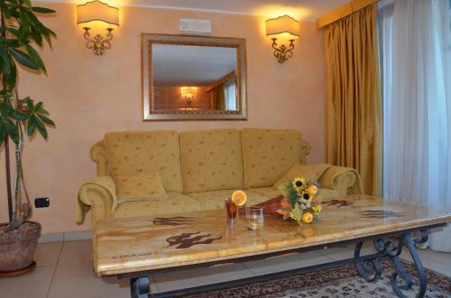 大堂, 卡羅斯酒店 (Kalos Hotel) in 賈爾迪尼奈克索斯市中心