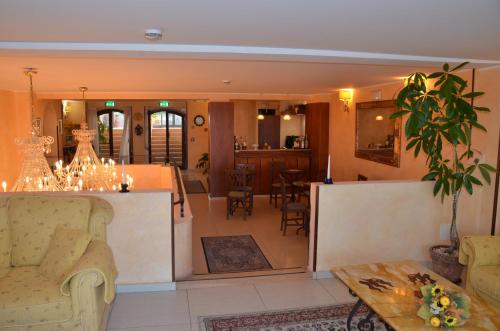 酒吧/高級酒吧, 卡羅斯酒店 (Kalos Hotel) in 賈爾迪尼奈克索斯市中心