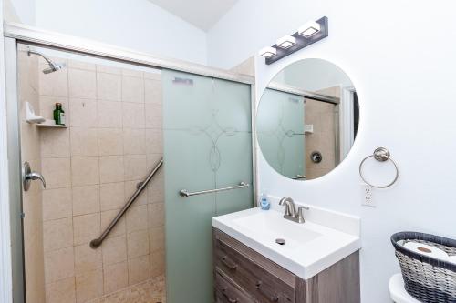 Fürdőszoba, Beautiful Fully Furnished 2-Bedroom Luxury Home in St Cloud (FL)