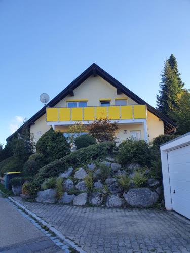 Ferienhaus Sonnengelb im Herzen des Schwarzwaldes - Schonwald im Schwarzwald