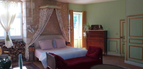 Chambre Louis XVI au Château de Champagne-Mouton chambre d'hôte Benest