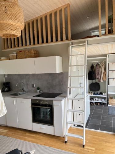Konyha, Modern stuga med 1 sovrum och 1 sovloft med stor terrass och vedeldad bastu mitt på Österlen (Modern stuga med 1 sovrum och 1 sovloft med stor terrass och vedeldad bastu mitt pa Osterlen) in Sankt Olof