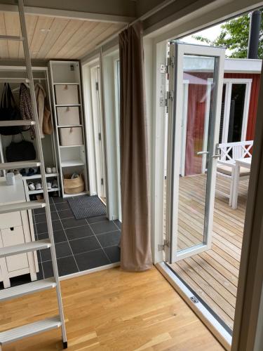 Modern stuga med 1 sovrum och 1 sovloft med stor terrass och vedeldad bastu mitt på Österlen (Modern stuga med 1 sovrum och 1 sovloft med stor terrass och vedeldad bastu mitt pa Osterlen) in Sankt Olof