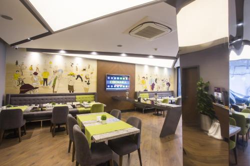 餐廳, 澤尼亞飯店 (Zeniva Hotel ) in 伊士麥