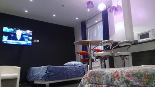 Hôtel Moderne – Saint-Denis, CA