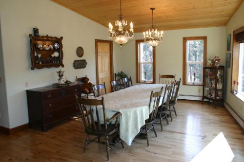 Maria's Creekside B&B - 편의 시설/서비스