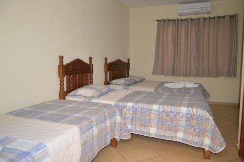 1 double bed, 2 twin beds