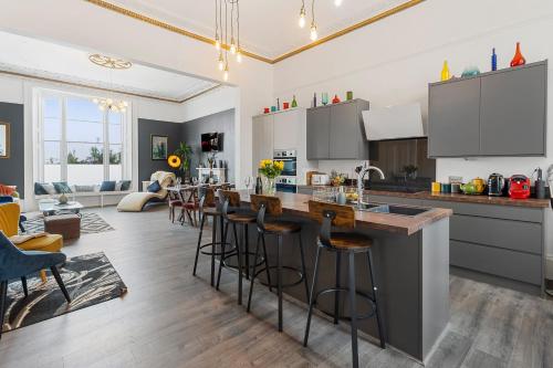 Beach access, Modern & Spacious 2 bed Apartment By The Sea, free parking, wifi, netflix - Tap to explore photos