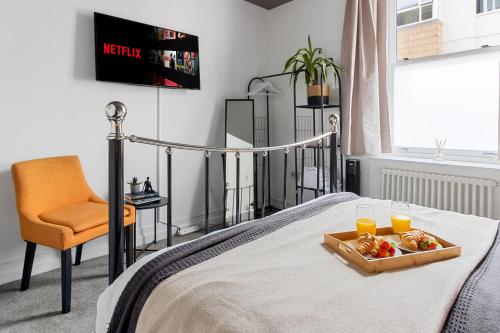 Beach access, Modern & Spacious 2 bed Apartment By The Sea, free parking, wifi, netflix