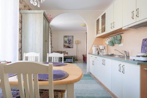 Kitchen, Videviku Villa Apartments in Uus Maailm