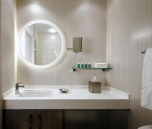 One King West Hotel & Residence