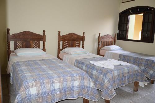 4 twin beds