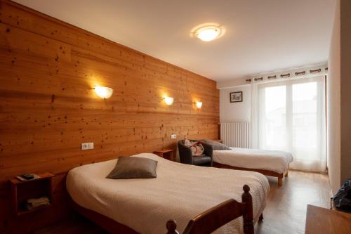 Quadruple Room (1 double bed and 2 single beds)