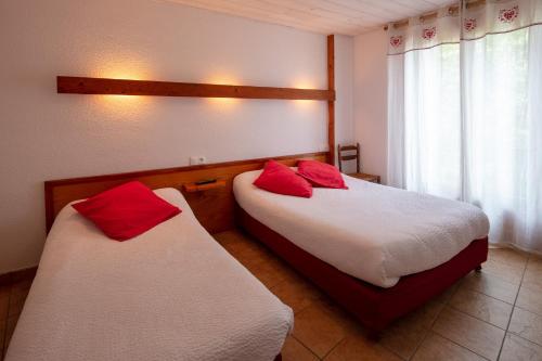 Triple Room (1 double bed and 1 single bed)