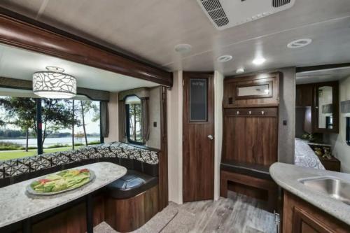 Konyha, Heartland North Trail 31' RV in Manchaca