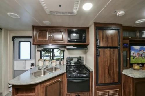 Konyha, Heartland North Trail 31' RV in Manchaca