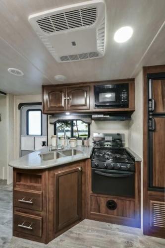 Konyha, Heartland North Trail 31' RV in Manchaca