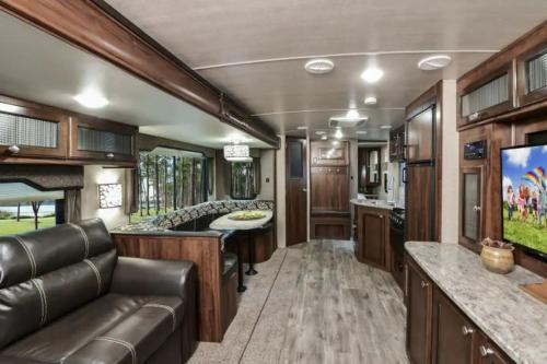 Közös társalgó / TV, Heartland North Trail 31' RV in Manchaca